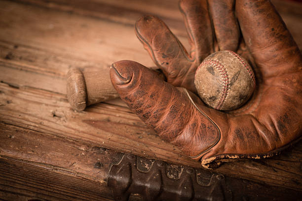 vintage-sportausrüstung leg dich auf holz trunk - baseball glove baseball baseballs old fashioned stock-fotos und bilder