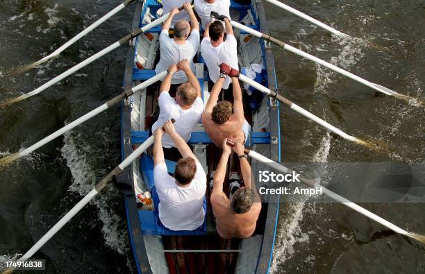 Foto de Trabalho Em Equipe Em Um Barco A Remo e mais fotos de stock de Remo - Atividade Física - Remo - Atividade Física, Trabalho de Equipe, Remo - Esporte Aquático