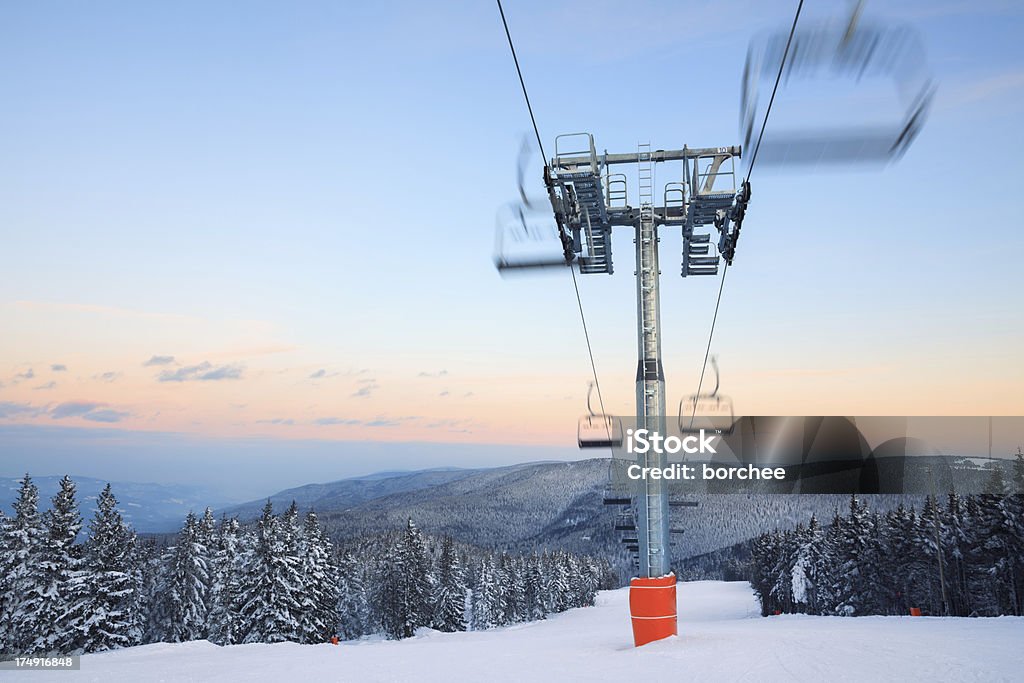 Pista da sci al tramonto - Foto stock royalty-free di Abete