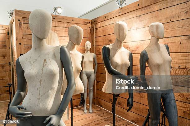 Grupo De Mulheres Mannequins Torsos - Fotografias de stock e mais imagens de Alfaiate - Ocupação - Alfaiate - Ocupação, Chão, Chão de Madeira