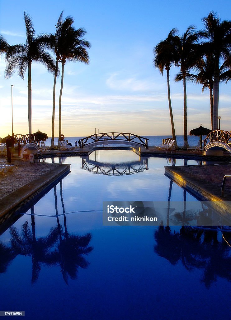 Pool und Palmen bei Sonnenaufgang - Lizenzfrei Entspannung Stock-Foto