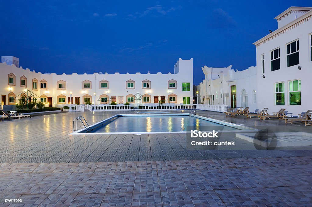 Arabo piscina resort a notte - Foto stock royalty-free di Oman