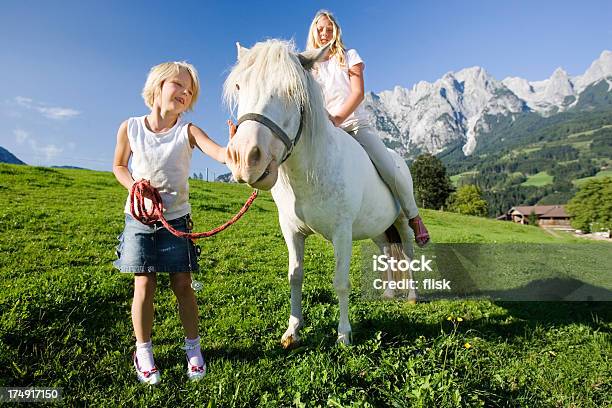 Equitazione Divertimento - Fotografie stock e altre immagini di Abbigliamento casual - Abbigliamento casual, Allegro, Andare a cavallo