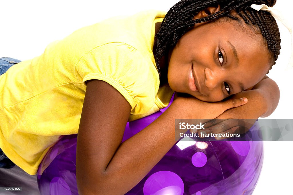 Fille avec Boule de Violet - Photo de 12-13 ans libre de droits