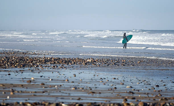 Surfista en la playa - foto de stock