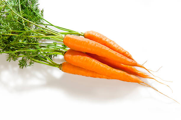 marchew - carrot isolated bunch baby carrot zdjęcia i obrazy z banku zdjęć