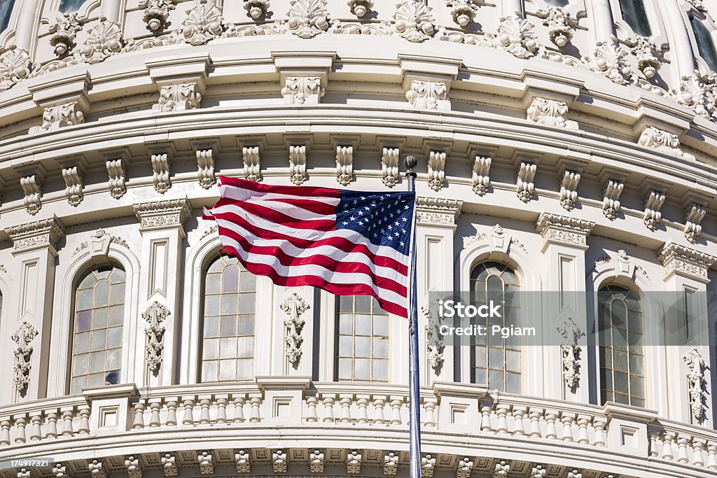 Bâtiment du Capitole et le drapeau américain - Photo de Amérique du Nord libre de droits