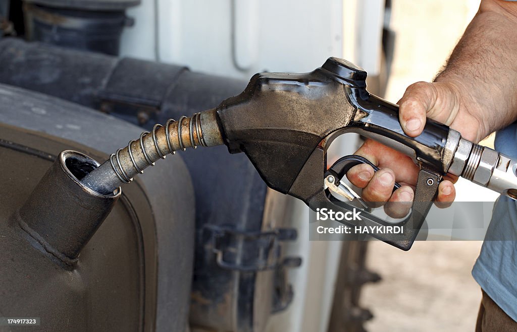 Fueling um carrinho de transporte - Royalty-free Camião Foto de stock