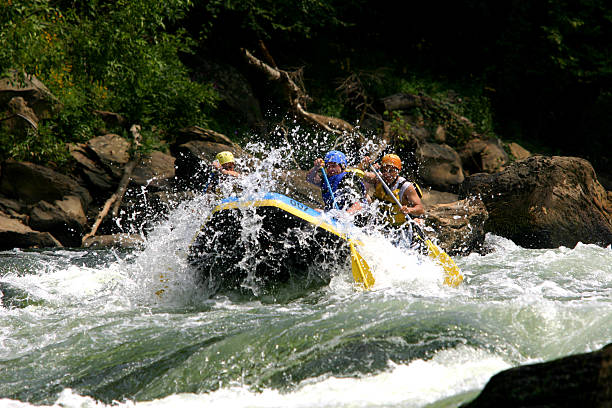 involucrado - rafting rapid white water atlanta whitewater boating fotografías e imágenes de stock