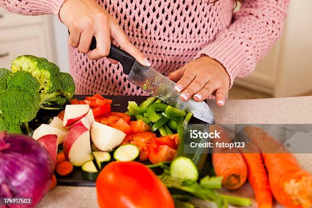 Giovane Donna Latina Tagliare A Pezzetti Verdure Per Pasto Salutare - Fotografie stock e altre immagini di Adulto