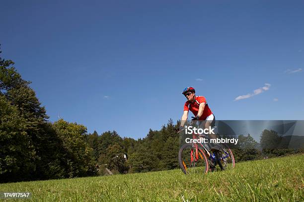 Foto de Mountainbiker De Mountain Bike e mais fotos de stock de Adulto - Adulto, Ajardinado, Artigo de vestuário para cabeça