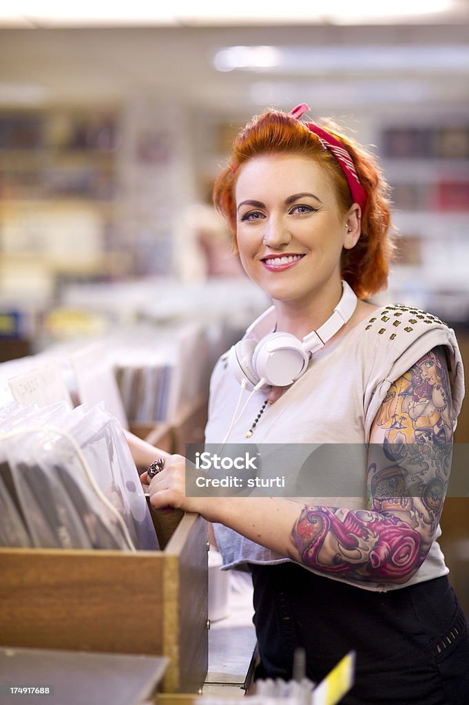 若い女性のレコード店 - オーナーのロイヤリティフリーストックフォト