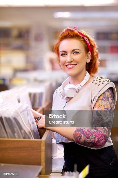 若い女性のレコード店 - オーナーのストックフォトや画像を多数ご用意 - オーナー, タトゥー, ポートレート