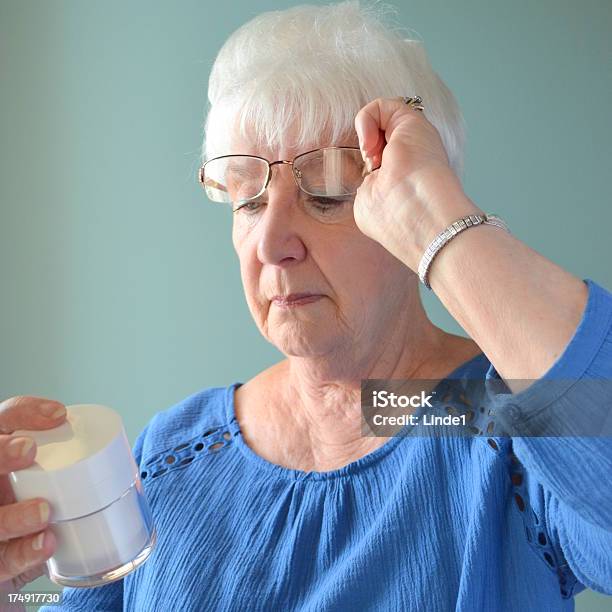 Atrakcyjne Starsza Kobieta Patrząc Na Pojemniku - zdjęcia stockowe i więcej obrazów 60-69 lat - 60-69 lat, Białe włosy, Człowiek dojrzały