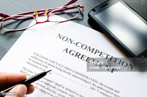 Accordo Di Non Concorrenza - Fotografie stock e altre immagini di Accordo d'intesa - Accordo d'intesa, Contratto, Affari