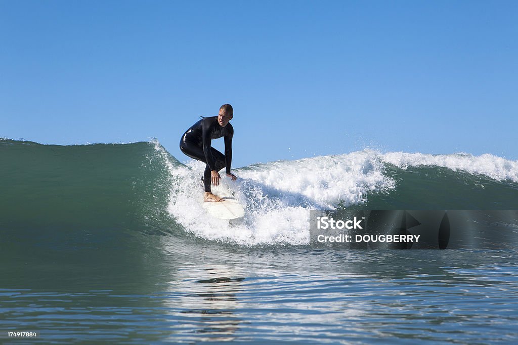 サーフィンをする - サーフィンのロイヤリティフリーストックフォト