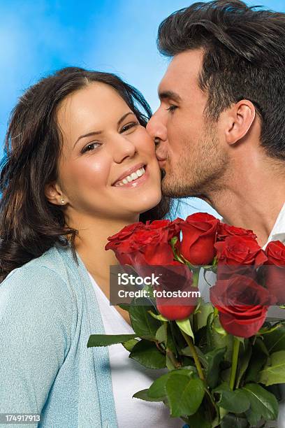 Photo libre de droit de Couple Avec Roses Rouges banque d'images et plus d'images libres de droit de Adulte - Adulte, Affectueux, Amour