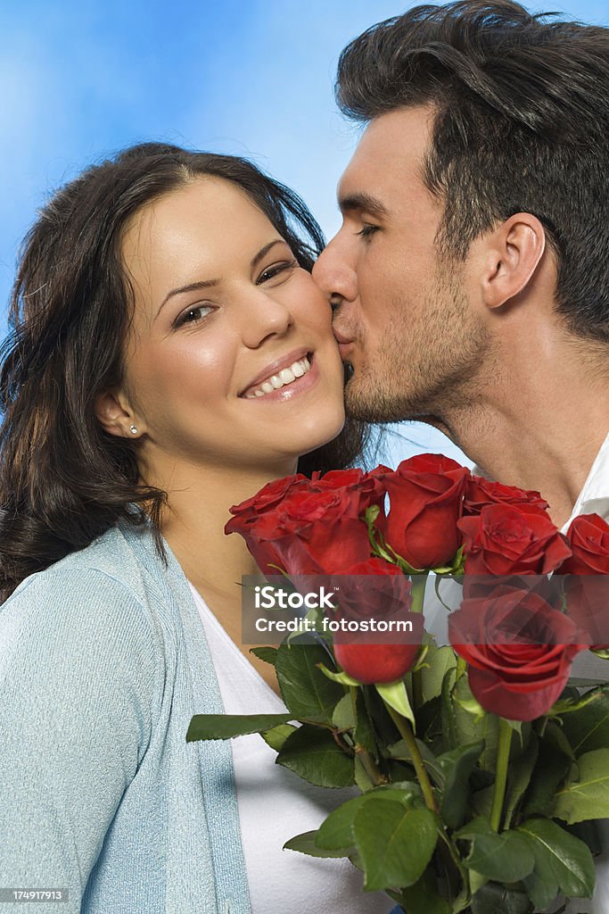 Coppia con rose rosse - Foto stock royalty-free di Abbracciare una persona