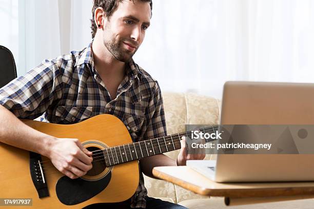 Homem Com Laptop E Guitarra - Fotografias de stock e mais imagens de 20-29 Anos - 20-29 Anos, Adulto, Aprender