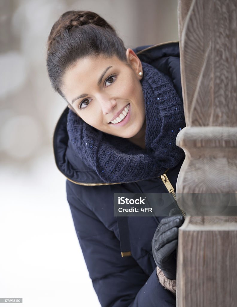 Incrível Brunette mulher Retrato de inverno ao ar livre - Foto de stock de 20 Anos royalty-free