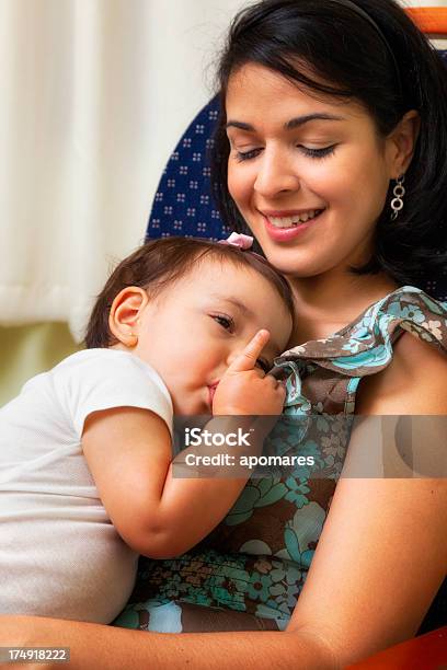 Junge Mutter Lehnend Auf Sofa Schlafen Daumenlutschen Baby Stockfoto und mehr Bilder von Mutter