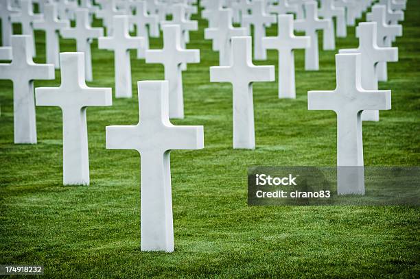 Soldati Americani Cimitero In Normandia Francia - Fotografie stock e altre immagini di A forma di croce - A forma di croce, Ambientazione esterna, Bianco