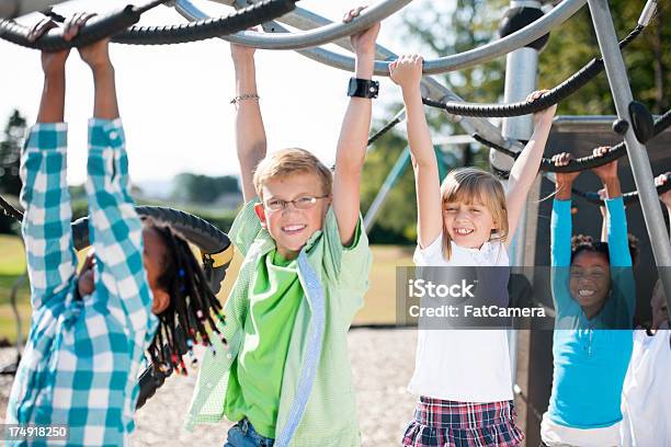 Kinder Spielen Stockfoto und mehr Bilder von Kind - Kind, Kletterstange, 8-9 Jahre