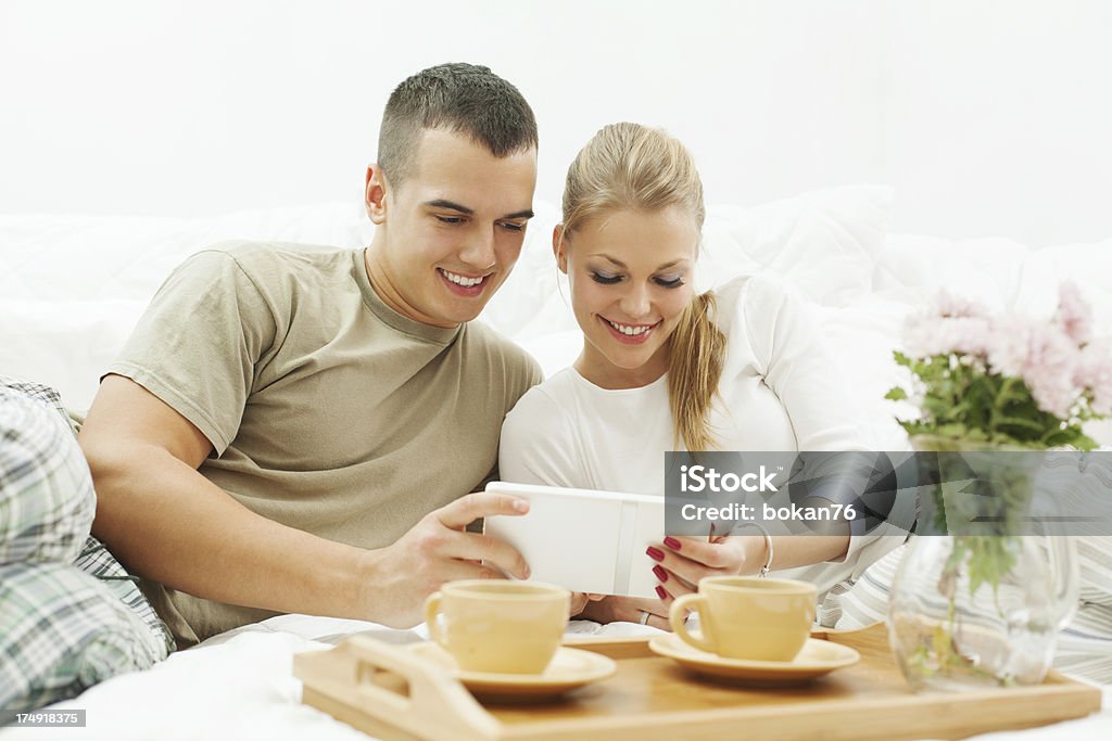커플입니다 사용하여 디지털 태블릿 집에서요 - 로열티 프리 20-29세 스톡 사진