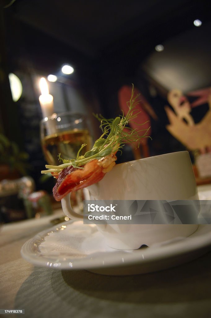 Aperitivo: Sopa de verduras com bacon e taça para enfeitar - Foto de stock de Antepasto royalty-free