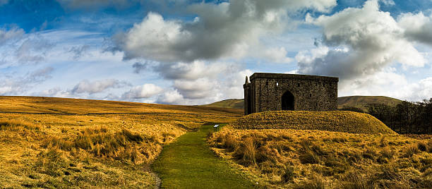 hermitage castle, scottish borders, ecosse, royaume-uni - panoramic mountain cloudscape borders photos et images de collection