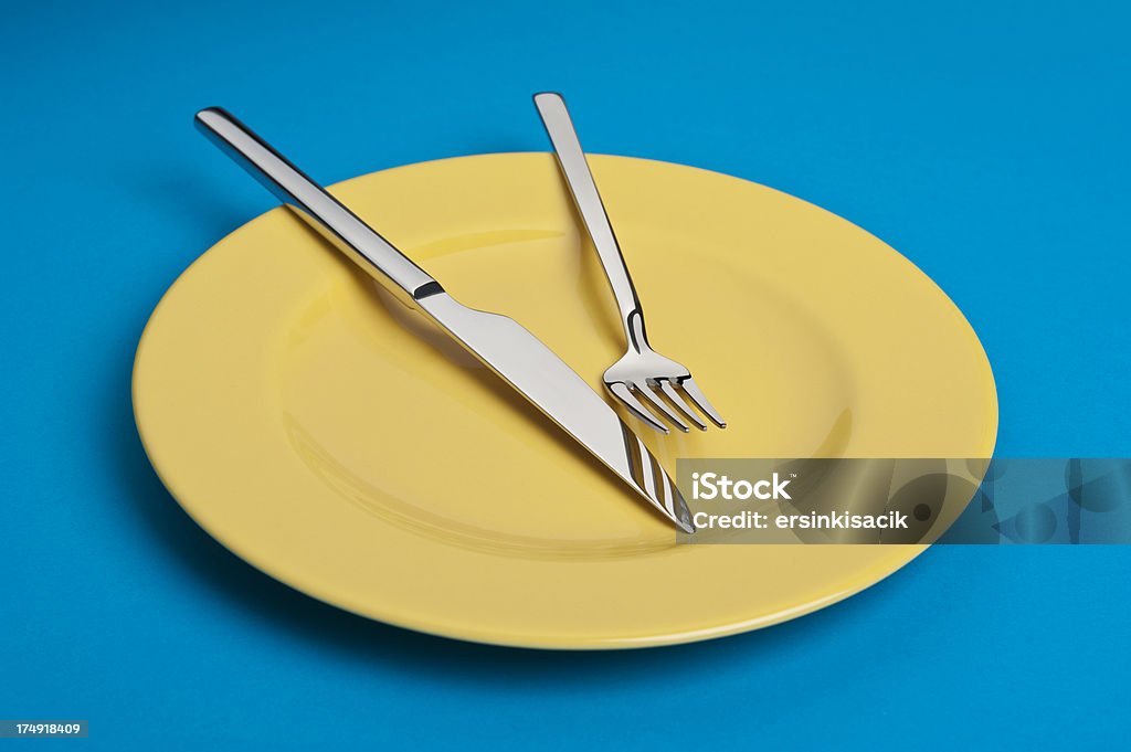 Placa, Tenedor y cuchillo - Foto de stock de Alfarería libre de derechos