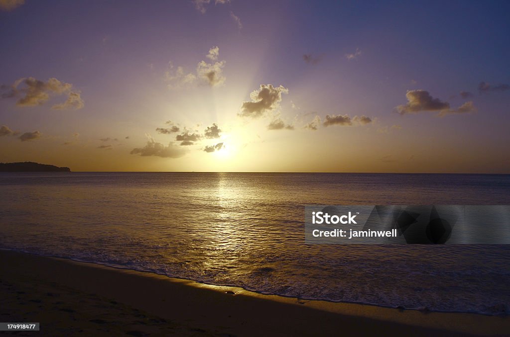 Paisaje espectacular puesta de sol en la playa - Foto de stock de Aire libre libre de derechos