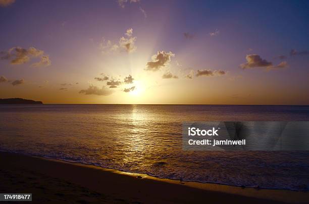 Paisaje Espectacular Puesta De Sol En La Playa Foto de stock y más banco de imágenes de Aire libre - Aire libre, Antillas occidentales, Bahamas