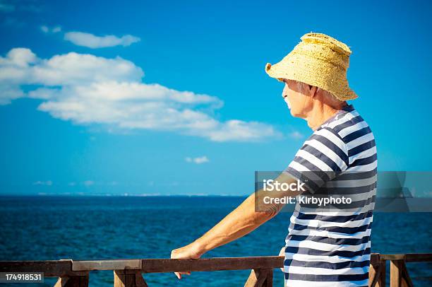 Observando O Mar - Fotografias de stock e mais imagens de 60-64 anos - 60-64 anos, 60-69 Anos, Adulto