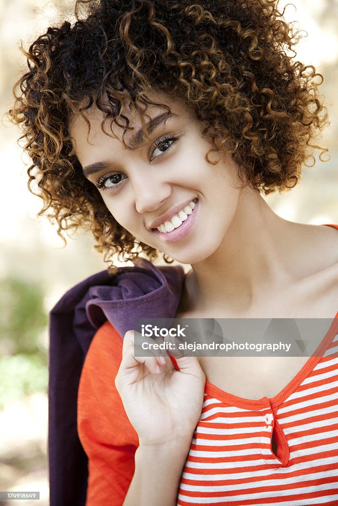 Joyeuse femme aux cheveux frisés - Photo de Adolescent libre de droits