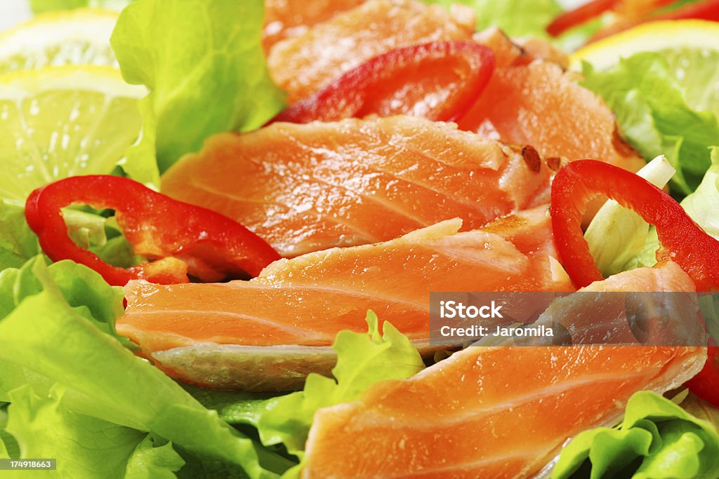 Fette salmone con lattuga - Foto stock royalty-free di Agrume