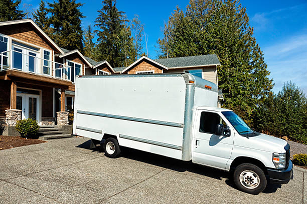 plain white caminhão em movimento na entrada - moving van moving office moving house truck - fotografias e filmes do acervo