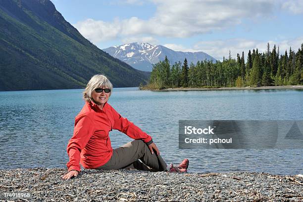 Женщина На Озеро — стоковые фотографии и другие картинки 30-39 лет - 30-39 лет, Активный пенсионер, Белые волосы