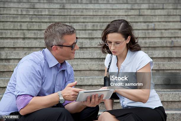 Foto de Pessoas De Negócios Navegando Tablet e mais fotos de stock de 30 Anos - 30 Anos, 30-34 Anos, 35-39 Anos