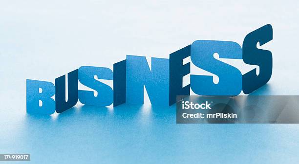 Crescimento De Negócios Em Uma Corrente De Papel - Fotografias de stock e mais imagens de Azul - Azul, Corrente de Papel, Cortar - Atividade
