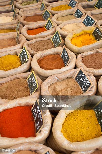 異なる種類のスパイス - チェンナイのストックフォトや画像を多数ご用意 - チェンナイ, 商売場所 市場, インド