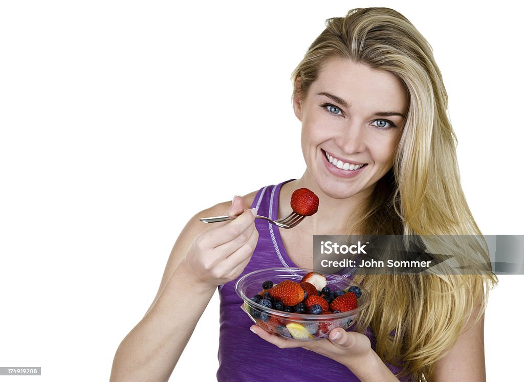 Mujer comiendo una ensalada de frutas - Foto de stock de 20 a 29 años libre de derechos