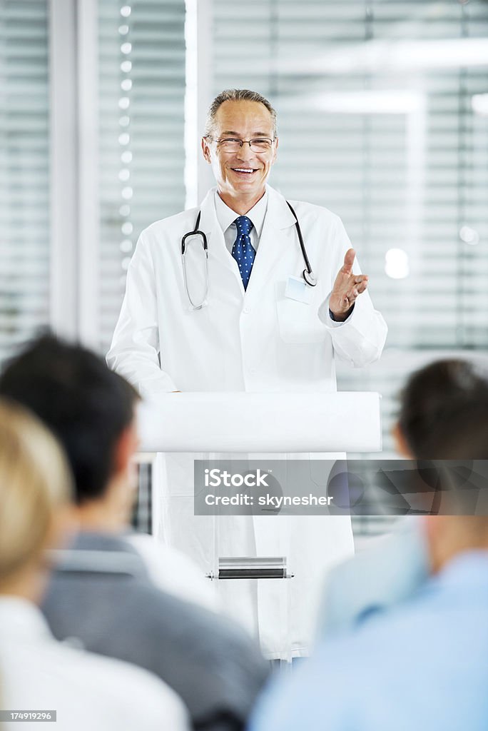 Hombre maduro médico dando un discurso en Seminario. - Foto de stock de Aula de conferencias libre de derechos