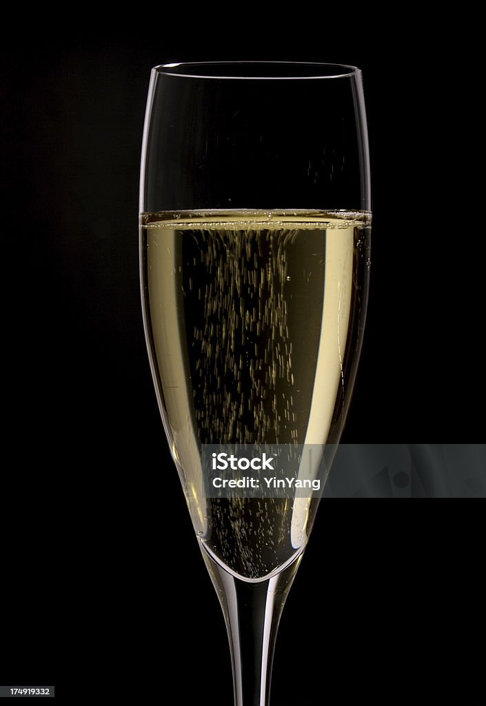 Jeden Kieliszek do szampana, świętowanie kieliszka wina na czarnym tle - Zbiór zdjęć royalty-free (Alkohol - napój)