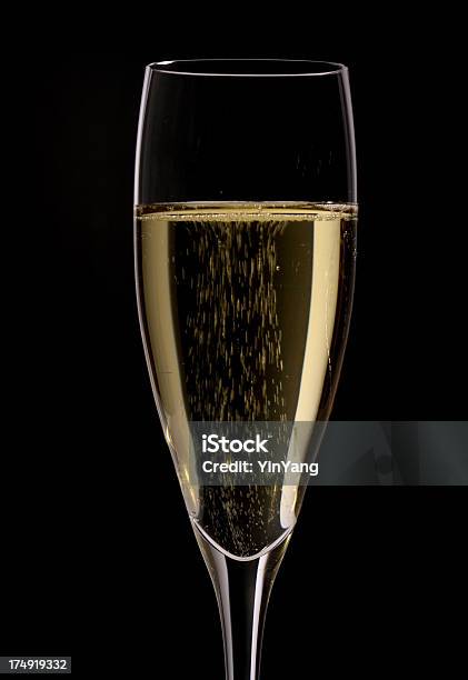 Один Бокал Для Шампанского Празднование Бокал Вина На Черном Фоне — стоковые фотографии и другие картинки Алкоголь - напиток