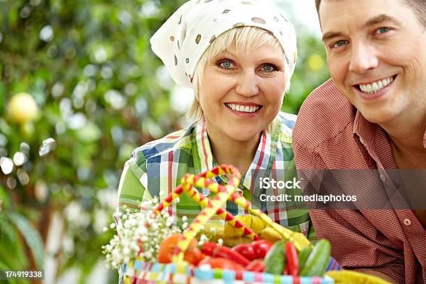 Foto de Casal De Jardineiros e mais fotos de stock de Jardinagem - Jardinagem, Mulheres Maduras, Pano de Cabeça