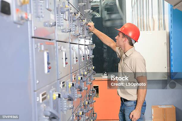 Handwerkerrot Helm Stockfoto und mehr Bilder von Analysieren - Analysieren, Arbeiten, Arbeiter