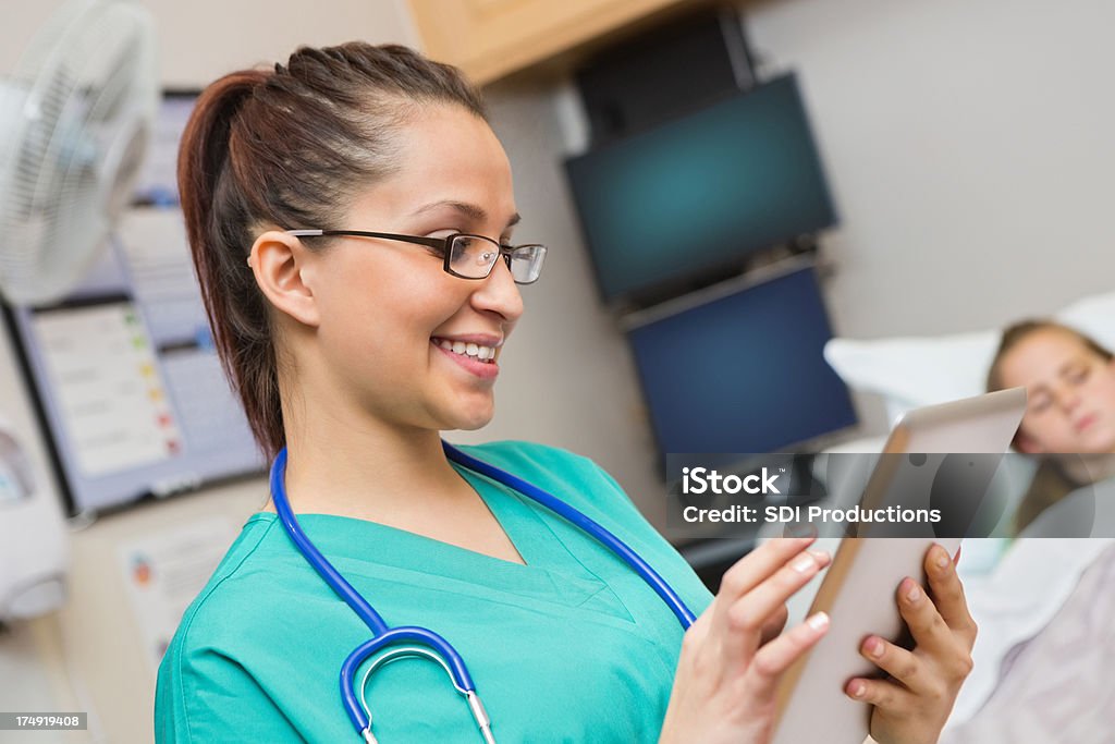 Gerne Krankenschwester mit tablet PC im Krankenhaus Patienten Zimmer - Lizenzfrei Bett Stock-Foto