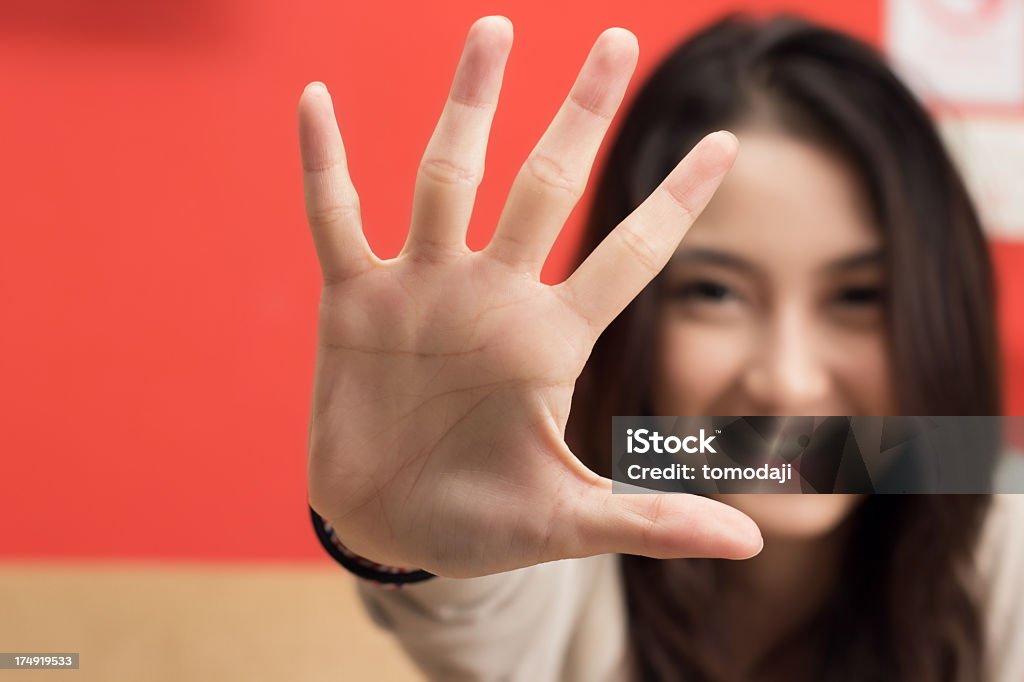 Junge weibliche hand zeigt fünf Finger. - Lizenzfrei Fünf Gegenstände Stock-Foto