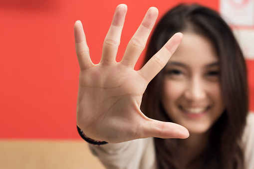 Young female hand show five fingers.